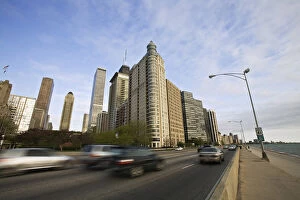 Images Dated 12th May 2007: USA, Illinois, Chicago. Traffic along Lakeshore Drive next to Lake Michigan. Credit as