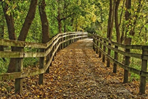 Images Dated 14th October 2010: USA, Indiana. City hiking trail by the Wabash River
