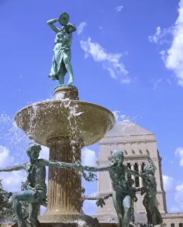 Images Dated 21st March 2011: USA, Indiana, Indianapolis. Historic Fountain in downtown park