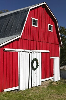Images Dated 14th October 2006: USA, Indiana, Nashville: Indiana Farm Country, Red barn