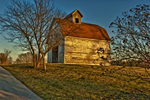 Images Dated 17th February 2012: USA, Indiana, rural scene of red-roofed barn