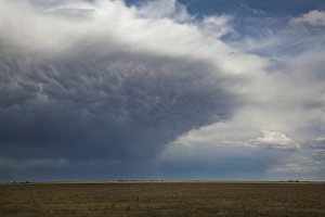 Images Dated 24th April 2015: USA, Kansas. Storm cell forms over prairie