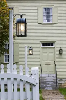USA-Kentucky-Harrodsburg: Shaker Village of Pleasant Hill- Light post / Shaker