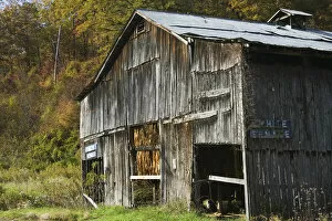 Images Dated 18th October 2006: USA-Kentucky-Pine Ridge: Tobacco Drying Shed along Bert Coombs Mountain Parkway