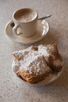 Images Dated 1st November 2009: USA, Louisiana, New Orleans. French Quarter, beignets and cafe au lait at Cafe Du Monde