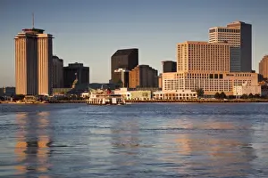 Images Dated 2nd November 2009: USA, Louisiana, New Orleans. Skyline and the Mississippi River from Algiers, morning