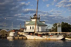 Images Dated 9th October 2009: USA, Maryland, St. Michaels. Eastern Shore of Chesapeake Bay