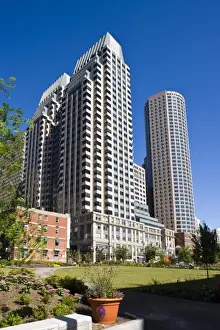 Images Dated 19th September 2008: USA, Massachusetts, Boston. Atlantic Avenue Greenway and 125 High Street and International Place