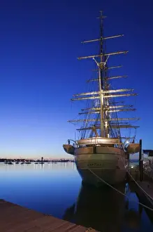 Images Dated 29th July 2005: USA, Massachusetts, BOSTON: Tall Ship DANMARK Rowes Wharf / Dawn