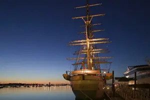 Images Dated 29th July 2005: USA, Massachusetts, BOSTON: Tall Ship DANMARK Rowes Wharf / Dawn