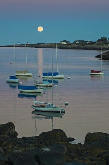 Images Dated 19th September 2013: USA, Massachusetts, Cape Ann, Rockport, Rockport Harbor, moonrise
