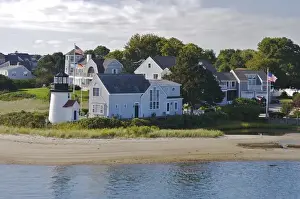 USA, Massachusetts, Hyannis. Hyannis Harbor Light and surrounding homes