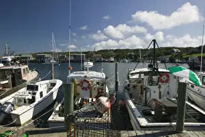 Images Dated 19th September 2006: USA-MASSACHUSETTS-Marthas Vineyard: Menemsha- Menemsha harbor