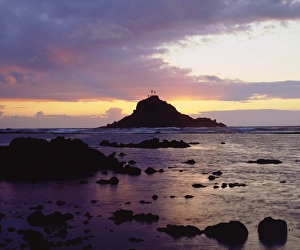 Images Dated 6th May 2014: USA; Maui; Hawaii; Sunrise over Three Palm Tree Island