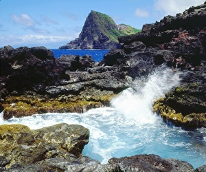 Images Dated 6th May 2014: USA, Maui Hawaii, Waves breaking on the northeast coast