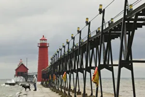 USA, Michigan, Lake Michigan Shore, Grand Haven: Grand Haven Lighthouse / Early Winter