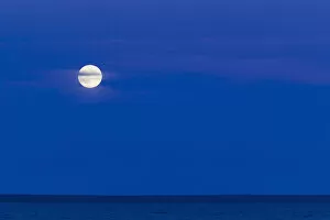 Images Dated 6th October 2006: USA-Michigan-Straits of Mackinac: Mackinaw City- Full Moonrise over the