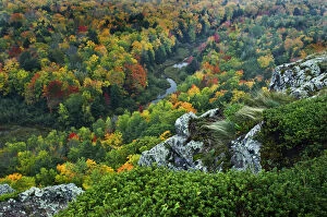 Images Dated 30th January 2006: USA, Michigan, Upper Peninsula. Overlook of river in fall