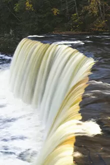 Images Dated 8th October 2006: USA-Michigan-Upper Peninsula-Tahquamenon Falls State Park: Tahquamenon Falls-third