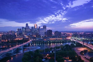 Images Dated 3rd October 2005: USA-Minnesota-Minneapolis: Evening city skyline scene from St. Anthony Main