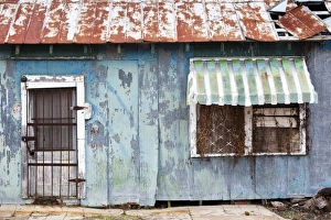 Mississippi Prints: USA, Mississippi, Natchez. Abandoned house, North Natchez