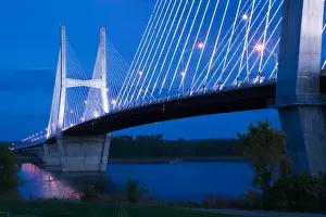 USA, Missouri, Cape Girardeau: The Bill Emerson Memorial Bridge across the Mississippi