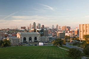 Images Dated 18th October 2005: USA, Missouri, Kansas City, Union Station (b. 1914) and Kansas City Skyline