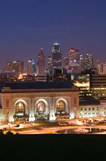Images Dated 18th October 2005: USA, Missouri, Kansas City, Union Station (b.1914) and Kansas City Skyline / Evening