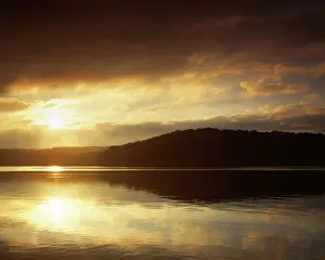 USA, Missouri, Lake of the Ozarks, Lake at Sunrise
