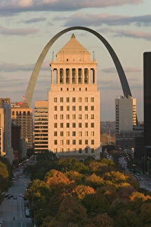 Images Dated 25th October 2005: USA, Missouri, St. Louis: Downtown & Gateway Arch at Sunset