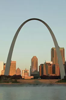 USA, Missouri, St. Louis: Gateway Arch Area & Old Courthouse at Sunrise