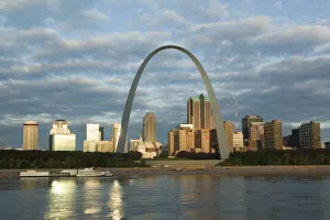 USA, Missouri, St. Louis: Old Courthouse & Gateway Arch Area along Mississippi River