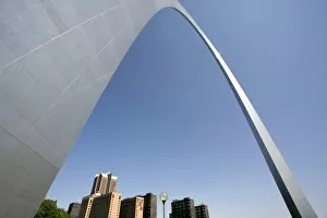 USA, Missouri, St. Louis. The St. Louis, Missouri, skyline is drawfed by the Gateway Arch