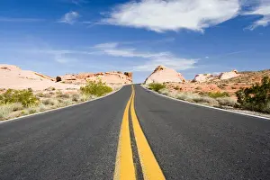 Images Dated 31st March 2007: USA - Nevada. Looking down road running through Valley of Fire State Park