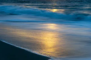 Images Dated 27th April 2021: USA, New Jersey, Cape May National Seashore. Sunrise on ocean and beach