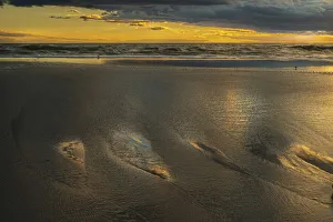 Images Dated 20th April 2022: USA, New Jersey, Cape May National Seashore. Sunset on ocean and beach scenic