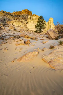 Images Dated 2nd July 2021: USA, New Mexico, Ojito Wilderness. Desert landscape with rocks and formations