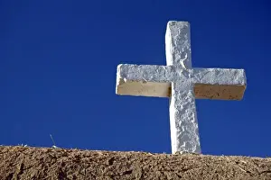 Images Dated 26th November 2006: USA, New Mexico, Taos. A wooden cross of the San Francisco de Asis adobe church