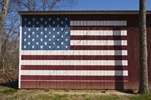 Images Dated 25th April 2009: USA, New York, East Hampton. Barn with USA flag in the hamlet of Springs