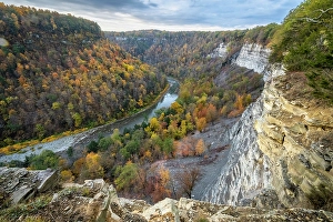 Images Dated 4th May 2024: USA, New York. Genesee River winds through Letchworth State Park
