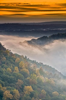 Images Dated 18th October 2009: USA, New York, Letchworth State Park. Foggy landscape at sunrise