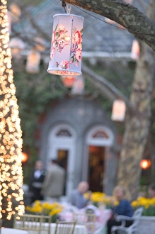 Images Dated 28th January 2005: USA-New York-New York City-Manhattan: Central Park-The Tavern on the Green Restaurant-Lanterns