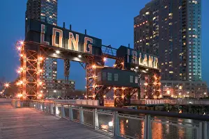 Images Dated 28th January 2005: USA-New York-New York City-Queens: Long Island City-Long Island City Ferry Piers
