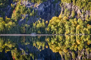 Images Dated 13th June 2018: USA, New York State. Autumn reflections in Chapel Pond, Adirondack Mountains