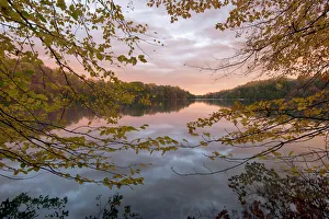 Images Dated 25th October 2017: USA, New York State. Calm autumn morning on Green Lake, Green Lakes State Park