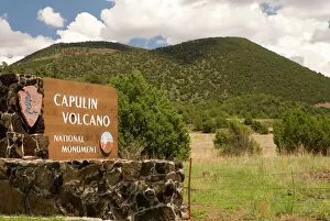 Images Dated 10th July 2006: USA, NM, Capulin Volcano National Monument. Extinct volcano, erupted fairly recently (56