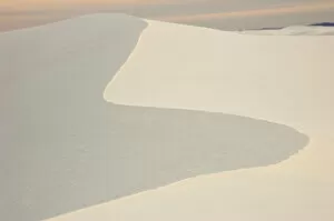 Images Dated 7th February 2006: USA, NM, White Sands National Monument - largest gypsum sand dune field in world