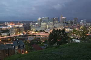 Images Dated 22nd October 2006: USA-Ohio-Cincinnati: Downtown View from Mt. Adams Neighborhood / Pre-Dawn
