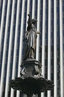 Images Dated 21st October 2006: USA, Ohio, Cincinnati: Fountain Square / Spirit of the Waters Fountain