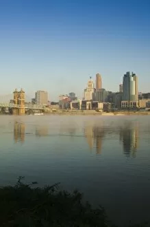 USA, Ohio, Cincinnati: Skyline with fog on the Ohio River / Sunrise